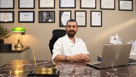 Dr. Erdem Çalışkan kliniğindeki çalışma masasında