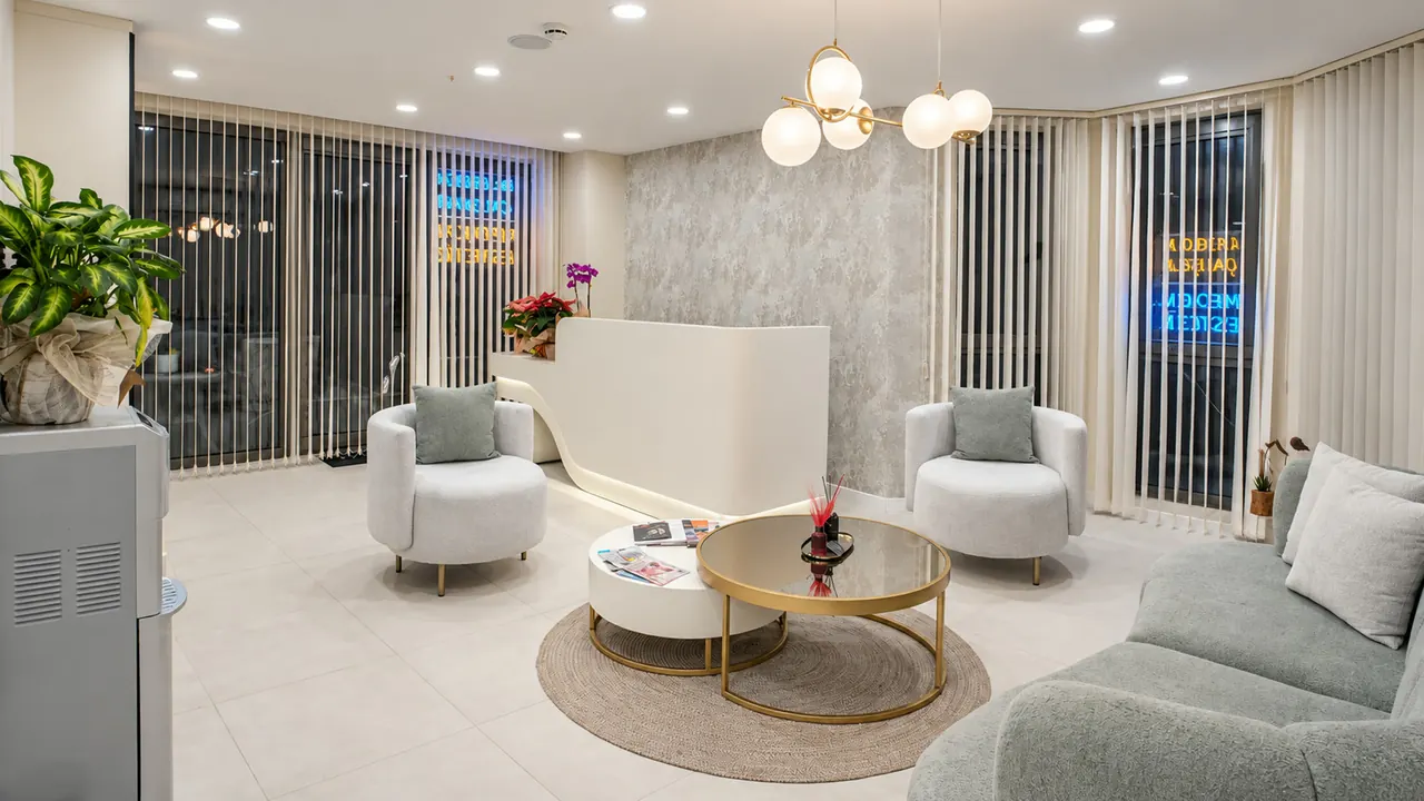 Dr. Erdem Çalışkan Medikal Estetik kliniğinin Serdivan’daki bekleme alanı